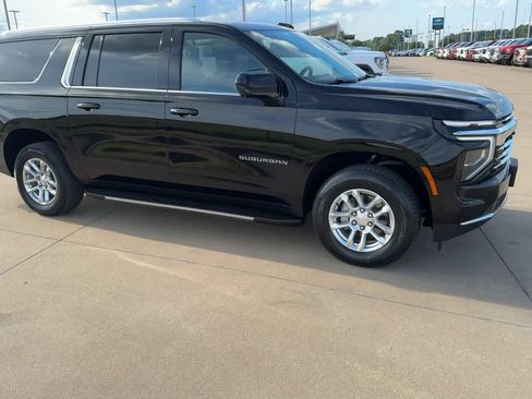 Used 2025 Chevrolet Suburban LT AWD/4WD image 3