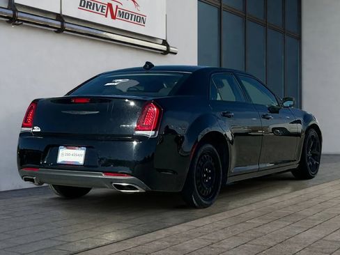 Used 2022 Chrysler 300 Touring w/ Sport Appearance Package image 4