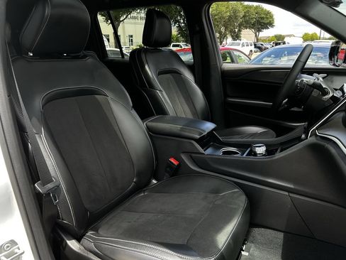 Used 2025 Jeep Grand Cherokee L Altitude RWD image 29