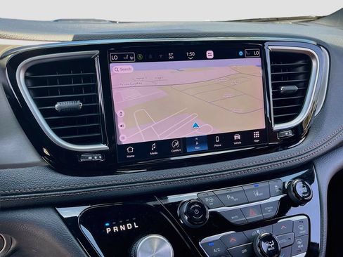 Used 2025 Chrysler Pacifica Pinnacle FWD image 13