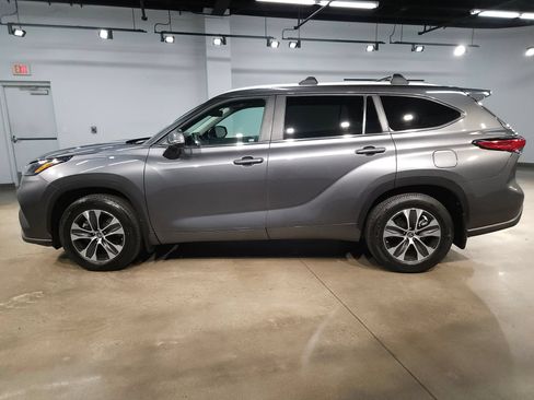 Used 2023 Toyota Highlander XLE AWD/4WD image 4