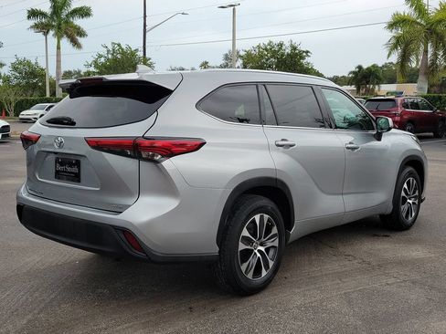 Used 2021 Toyota Highlander XLE FWD image 3