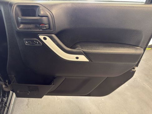 Used 2015 Jeep Wrangler Unlimited Sahara image 28