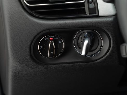 Certified 2025 Porsche Macan image 28