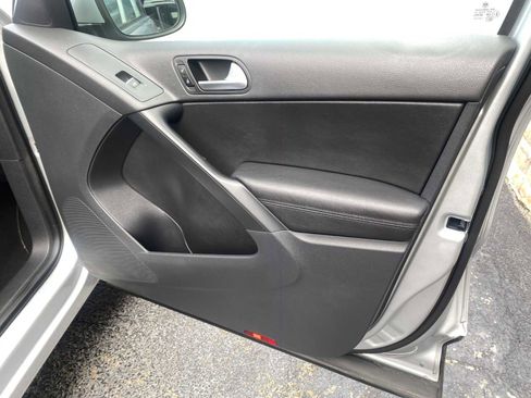 Used 2012 Volkswagen Tiguan SE image 29