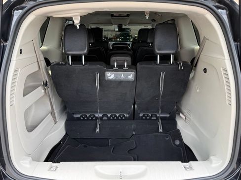 Used 2019 Chrysler Pacifica Touring-L FWD image 18
