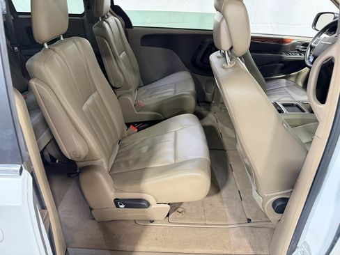 Used 2015 Chrysler Town & Country Touring FWD image 16