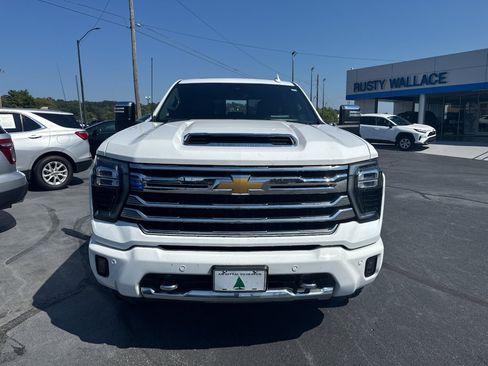 Used 2024 Chevrolet Silverado 2500 High Country w/ High Country Premium Package AWD/4WD image 2
