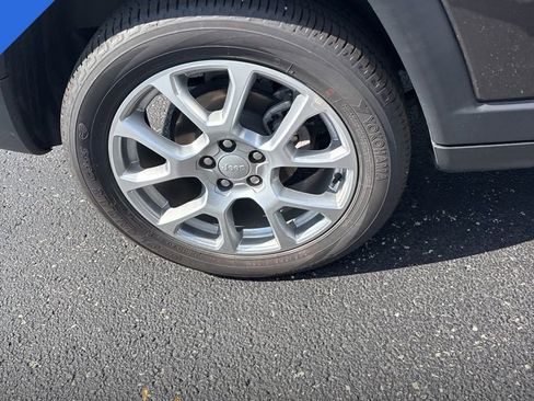 Used 2023 Jeep Compass Latitude image 10