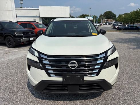 Used 2024 Nissan Rogue S AWD/4WD image 2
