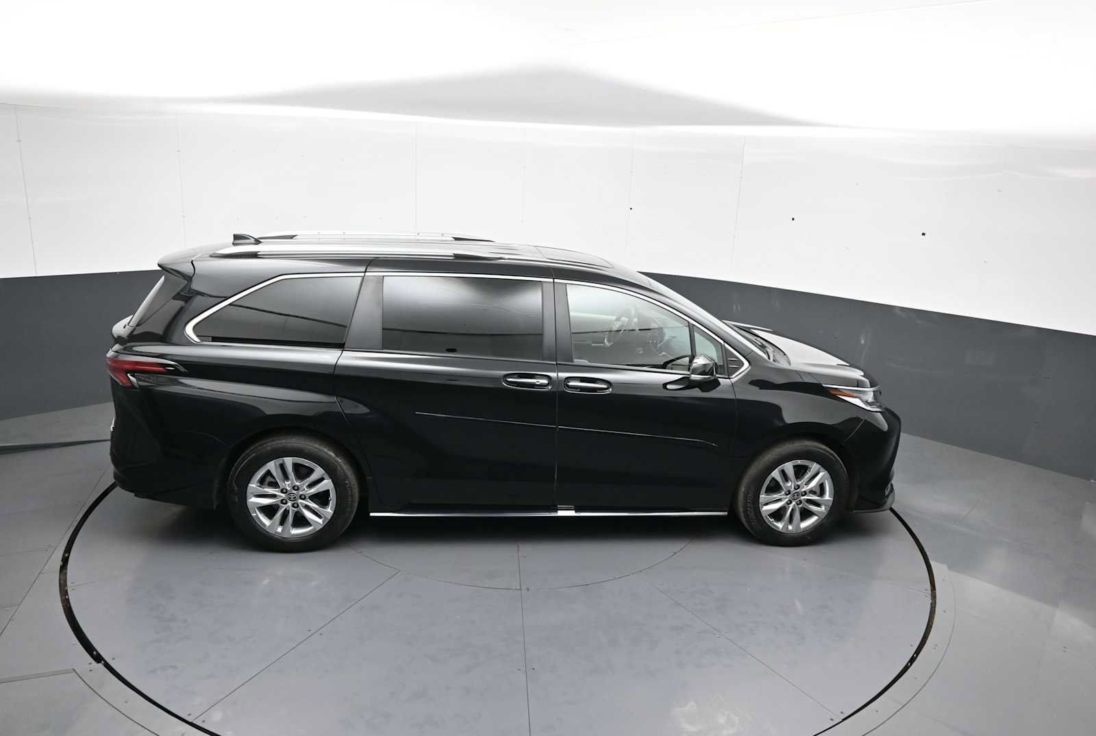 Used 2024 Toyota Sienna Limited AWD/4WD image 39