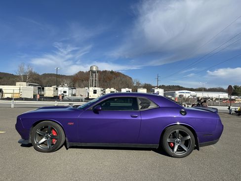Used 2016 Dodge Challenger SRT w/ Technology Group image 9