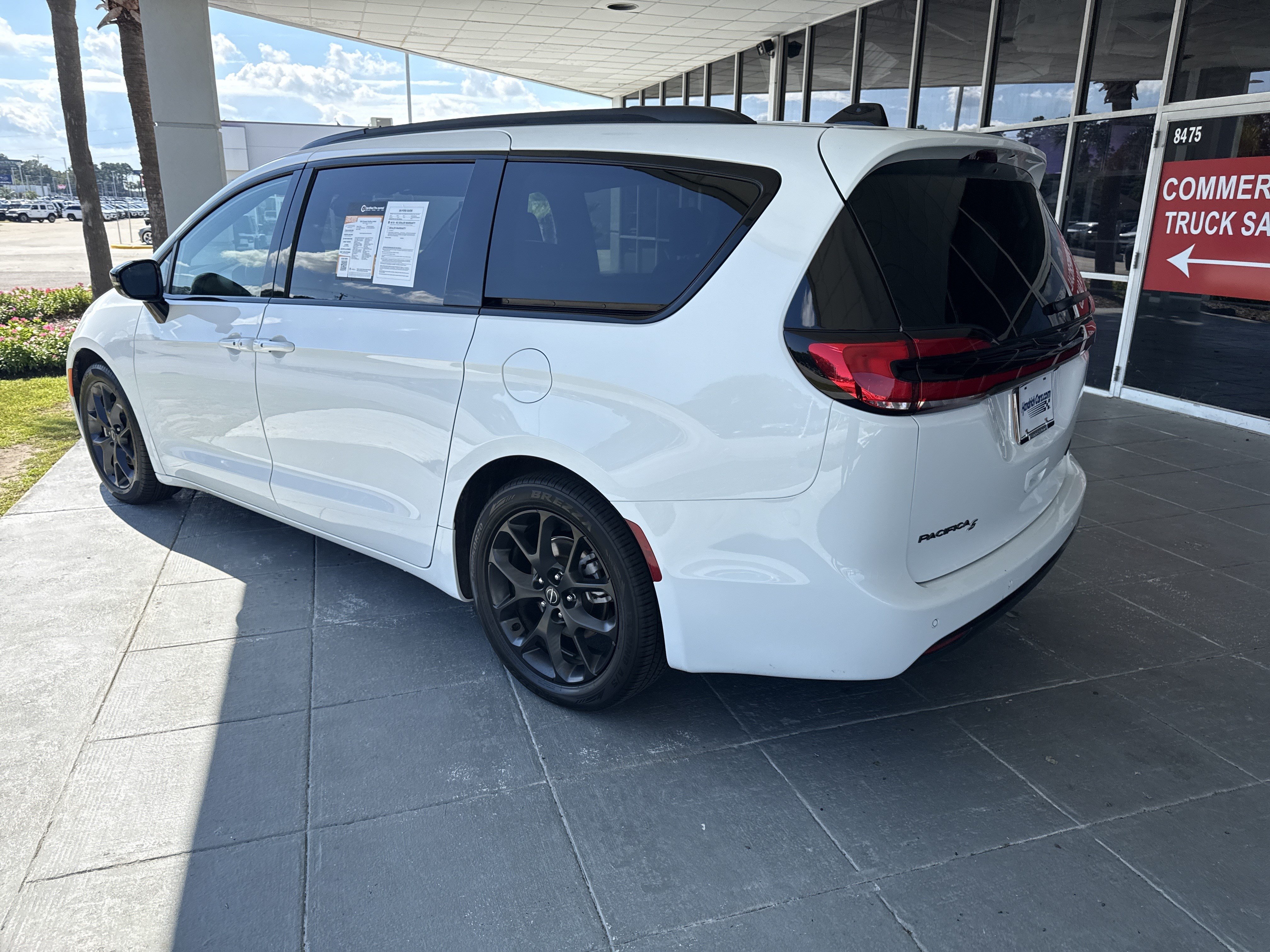 Used 2025 Chrysler Pacifica Limited FWD image 7