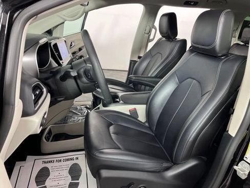 Used 2024 Chrysler Pacifica Touring-L FWD image 19