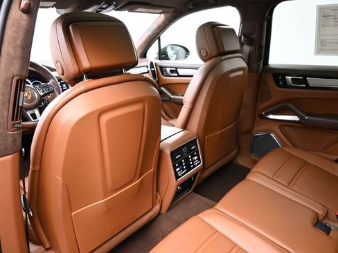 Certified 2022 Porsche Cayenne Turbo S AWD/4WD image 8