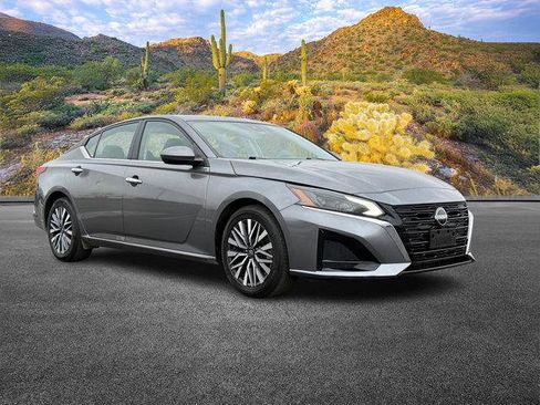 Used 2023 Nissan Altima 2.5 SV image 2