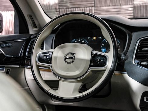 Used 2017 Volvo XC90 T6 Momentum w/ Convenience Package AWD/4WD image 16