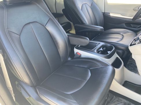Certified 2024 Chrysler Pacifica Touring-L FWD image 9