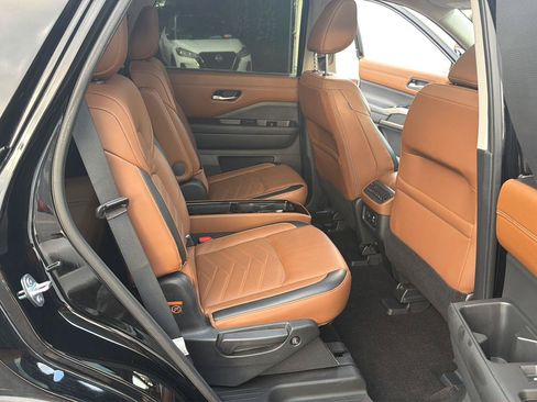 Used 2024 Nissan Pathfinder Platinum AWD/4WD image 32