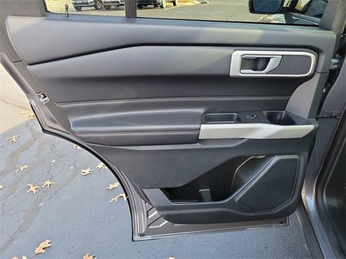Used 2022 Ford Explorer XLT w/ Equipment Group 202A image 10