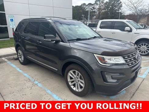 Used 2017 Ford Explorer XLT w/ Equipment Group 201A image 3
