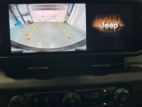 Used 2025 Jeep Wrangler Unlimited Sahara AWD/4WD image 33