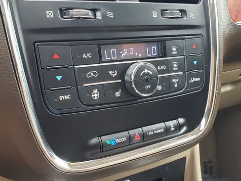Used 2014 Chrysler Town & Country Limited w/ Luxury Group FWD image 21