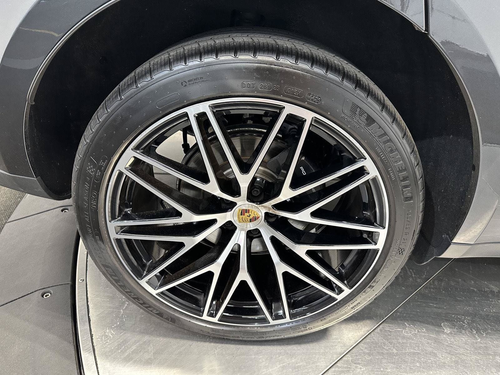 Certified 2026 Porsche Macan AWD/4WD image 13