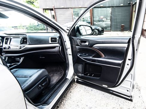 Used 2018 Toyota Highlander XLE FWD image 33