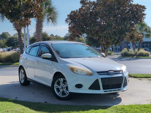 Used 2014 Ford Focus SE FWD image 2