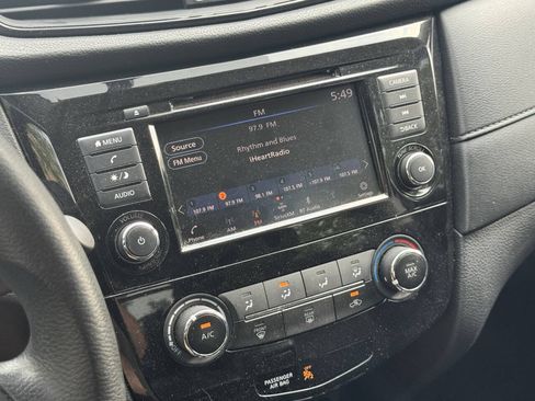 Used 2018 Nissan Rogue S AWD/4WD image 16