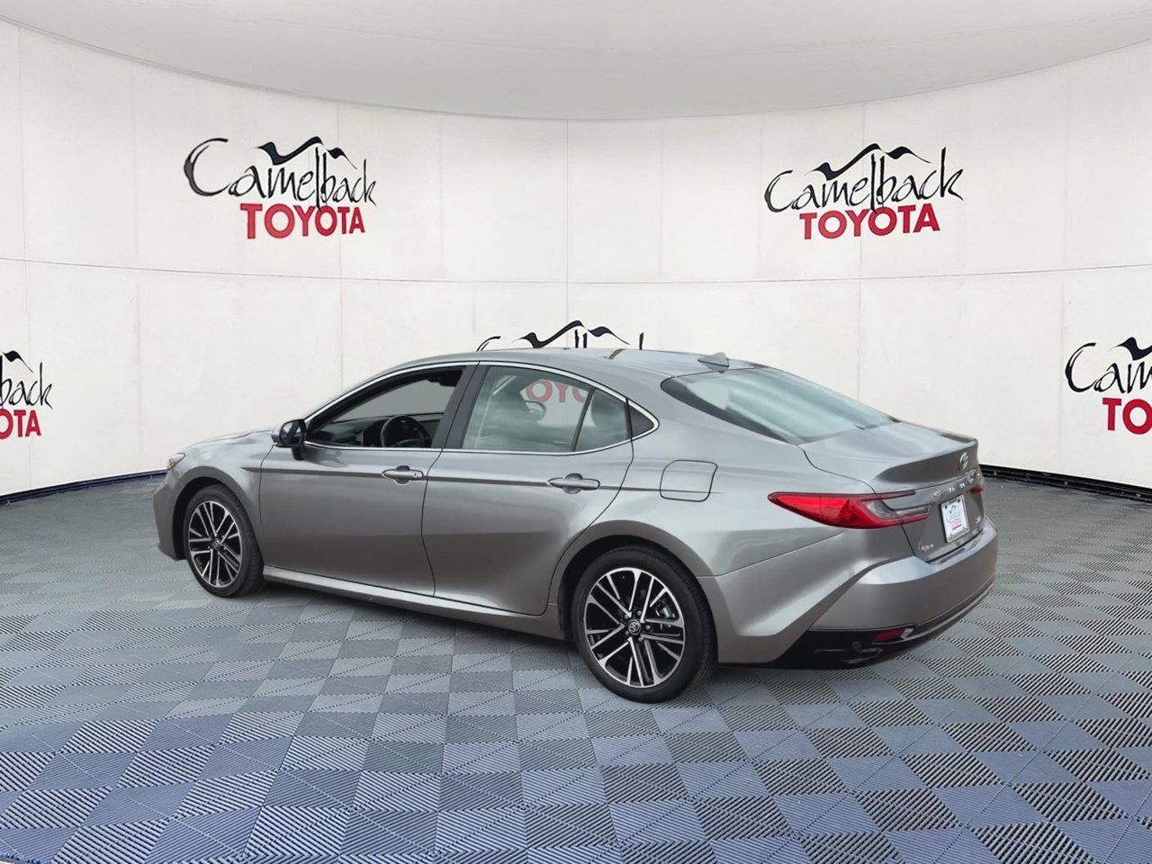 Used 2025 Toyota Camry XLE FWD image 9