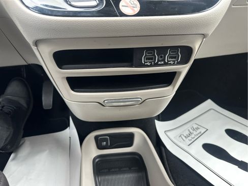 Used 2023 Chrysler Voyager LX image 31