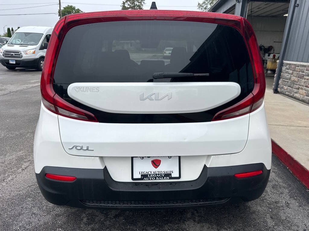 Used 2022 Kia Soul LX w/ Technology Package FWD image 4
