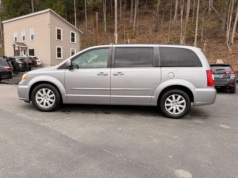 Used 2016 Chrysler Town & Country Touring FWD image 8