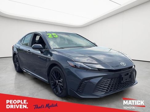 Used 2025 Toyota Camry SE FWD image 1