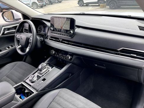 Used 2024 Mitsubishi Outlander SE image 13