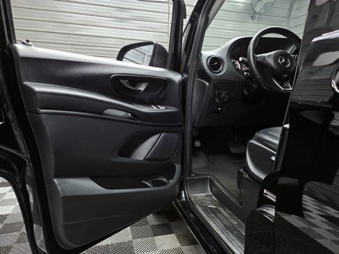 Used 2018 Mercedes-Benz Metris Passenger image 33