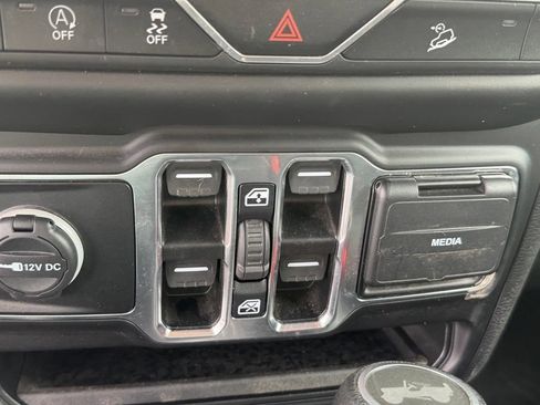 Used 2021 Jeep Wrangler Unlimited Sahara AWD/4WD image 23