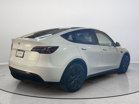 Used 2024 Tesla Model Y Long Range RWD image 6