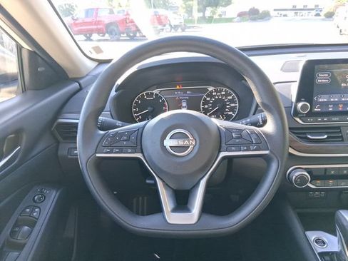 Used 2025 Nissan Altima 2.5 SV AWD/4WD image 17