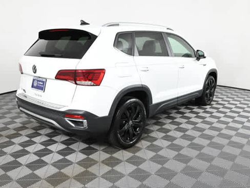 Used 2023 Volkswagen Taos SE w/ Panoramic Sunroof Package FWD image 8
