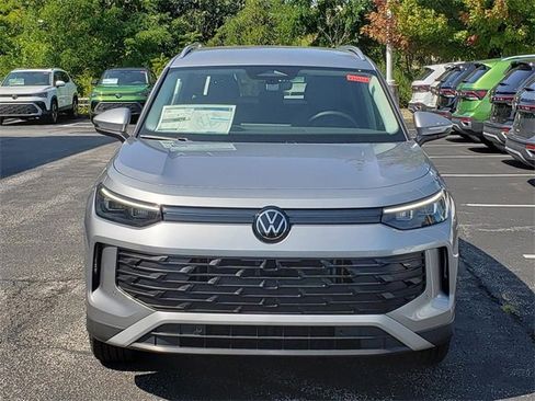 New 2025 Volkswagen Tiguan SE image 2