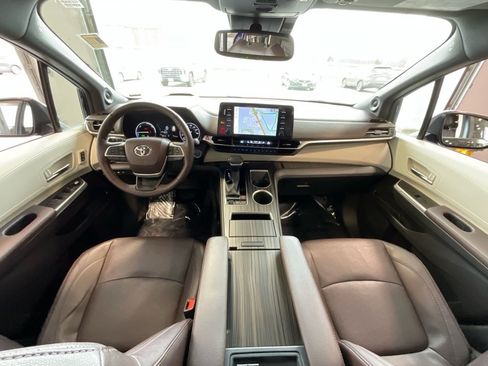 Certified 2022 Toyota Sienna Platinum w/ Protection Package (TMS) image 8