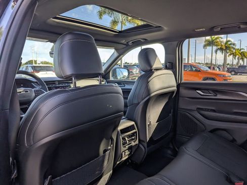 New 2025 Jeep Grand Cherokee Altitude image 9