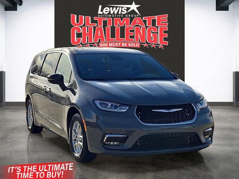 Used 2025 Chrysler Pacifica Select image 6