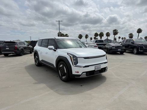 Used 2024 Kia EV9 Light Long Range RWD image 4