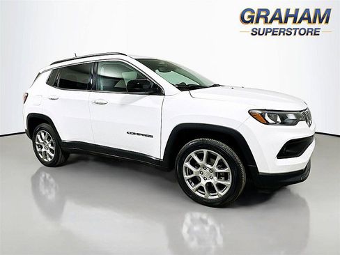 Used 2022 Jeep Compass Latitude image 1