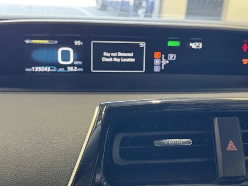 Used 2017 Toyota Prius Two w/ Preferred Accessory Package FWD image 16