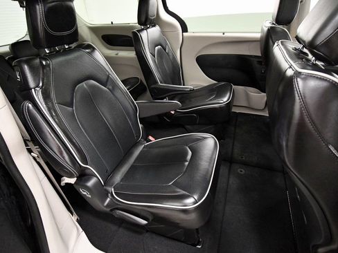 Used 2024 Chrysler Pacifica Limited image 18